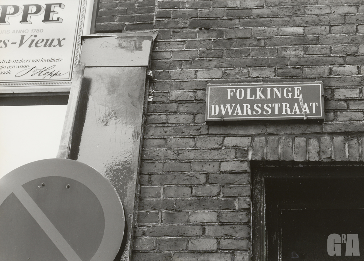 Old picture of the street sign in the Folkingedwarsstraat, in black and white