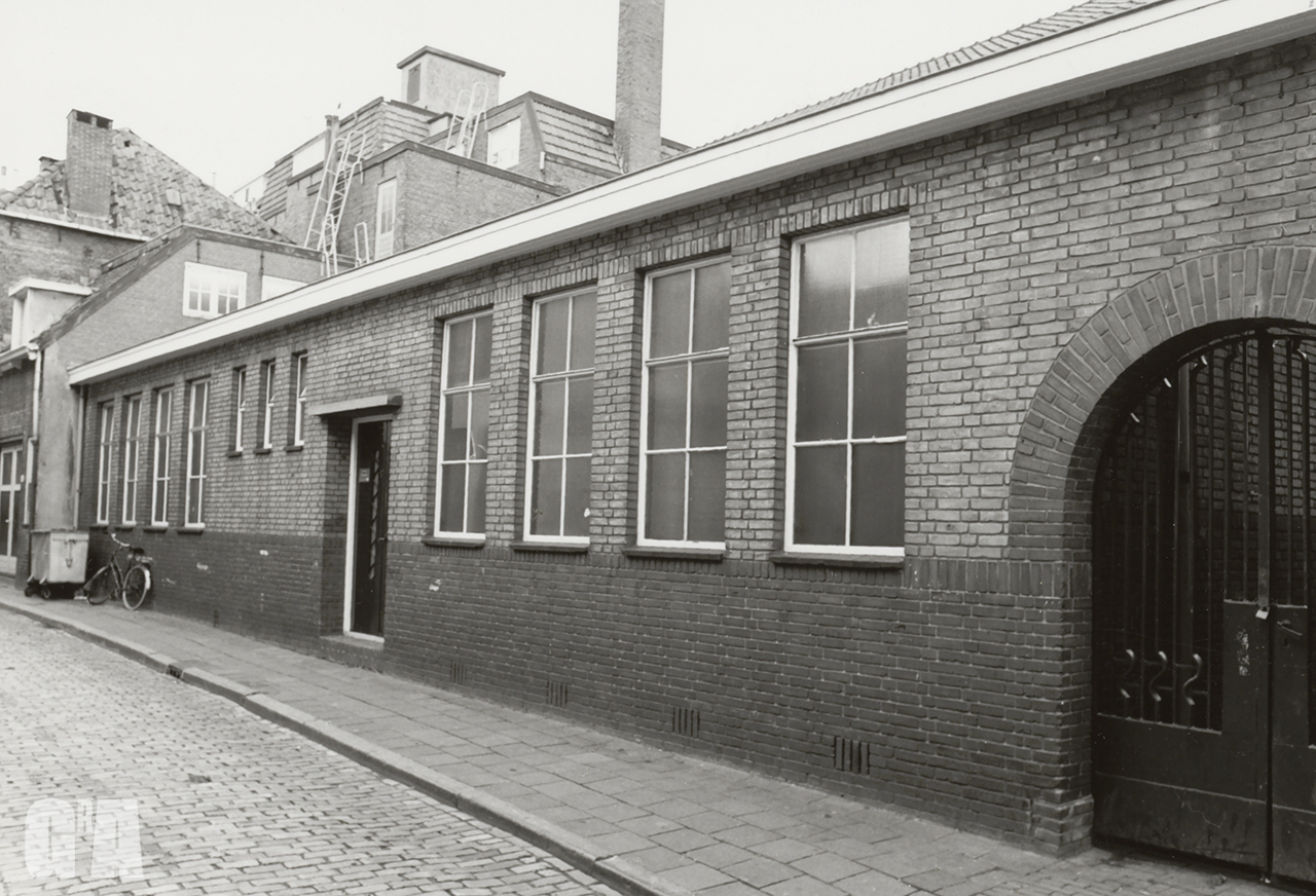 Old picture of the Youth Synagogue from the Folkingedwarsstraat, in black and white