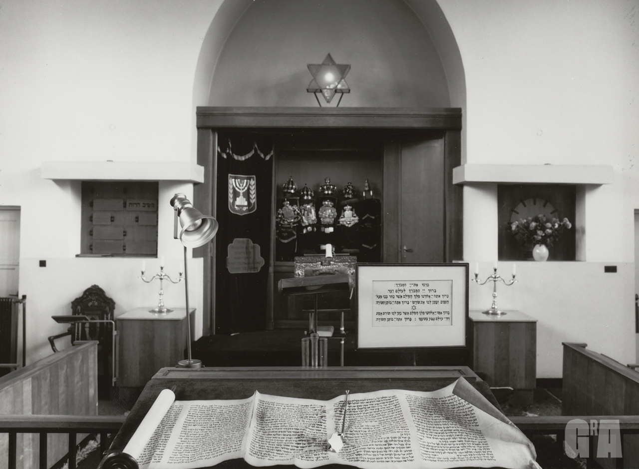 Picture of the main hall in the old Youth Synagogue, in black and white