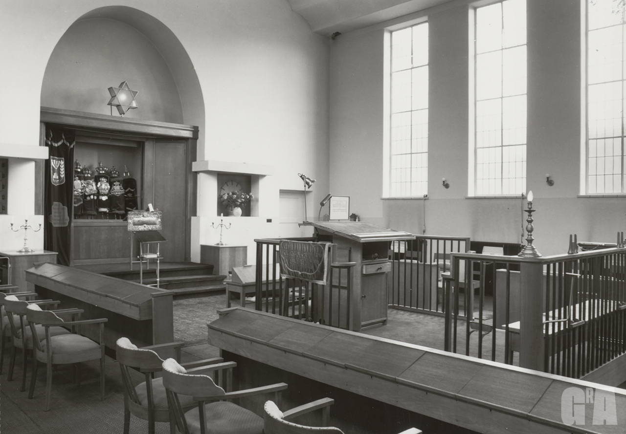 Picture of the main hall in the old Youth Synagogue, in black and white