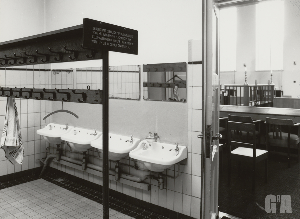 Picture of a bathroom in the old youth synagogue, in black and white