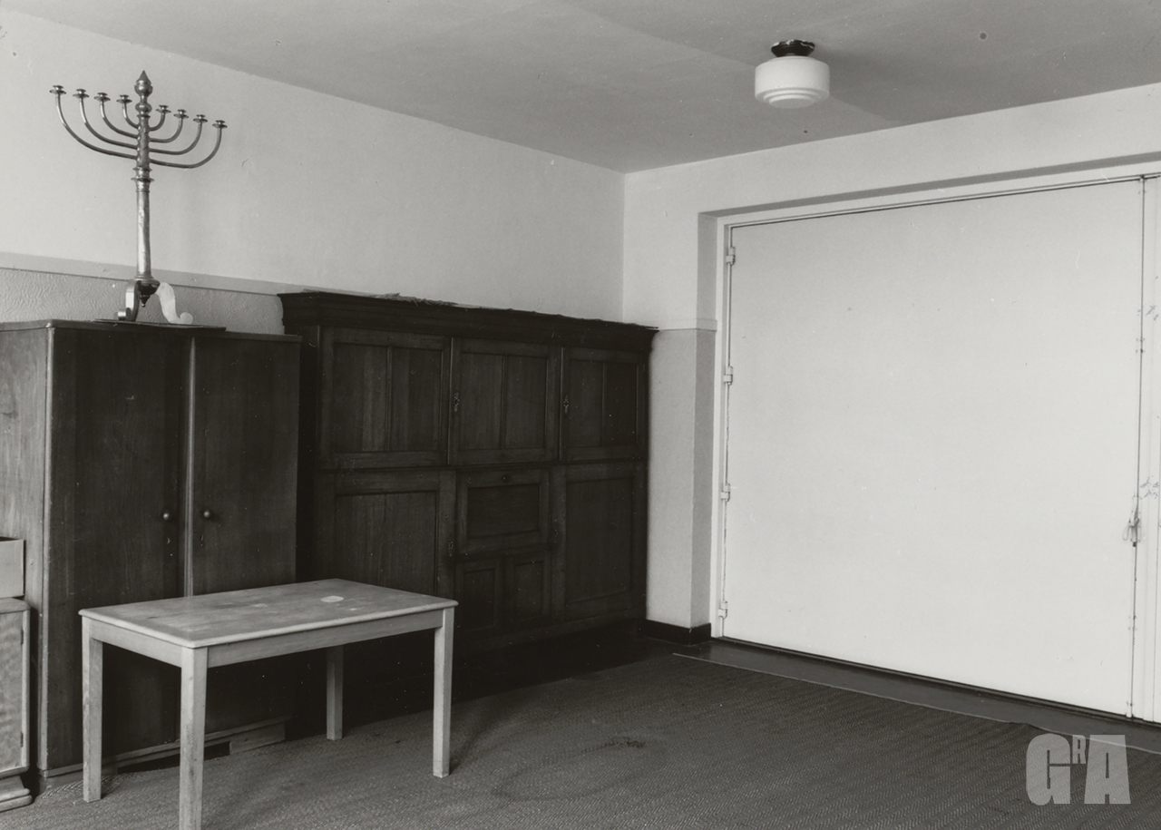 Old picture of a room in the youth synagogue, in black and white, which is now the social space at the Jeugdsjoel